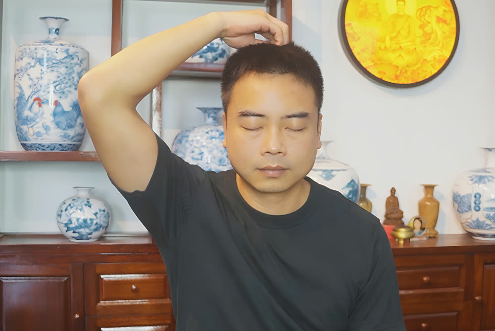 Pressing a point at the crown of the head